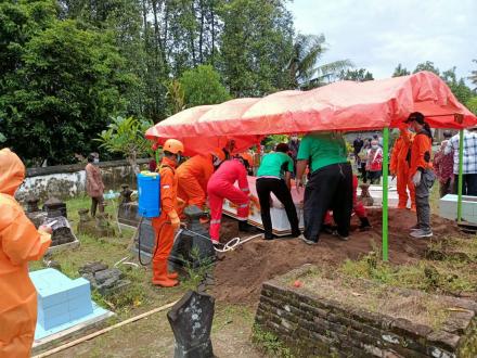 FPRB Siaga Bantu Penguburan di RT 21 Ngimbang