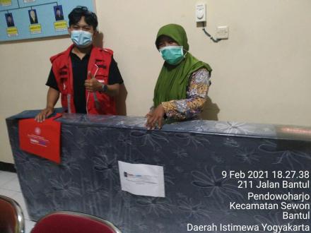 Penerimaan Satu Unit Kasur Dari DRU UGM Untuk Kelengkapan Shelter