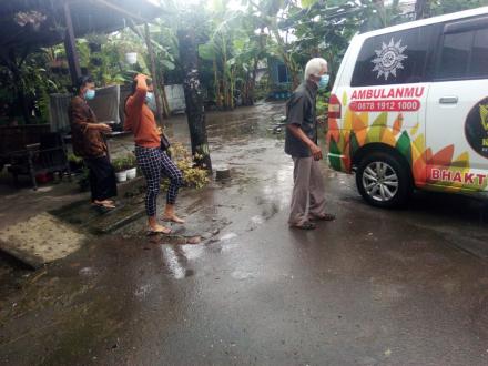 Penjemputan Keluarga V Dengan Ambulance 