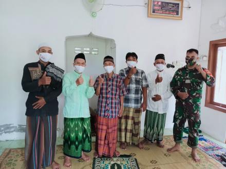 Pembagian Masker di Mushola Al Istiqomah Blunyahan