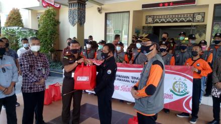 Bansos Kajari Bantul Untuk Petugas Pemakaman Covid-19 Kalurahan Pendowoharjo