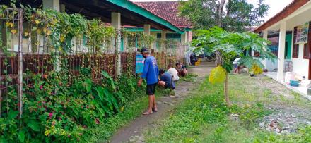 Kerja bakti pembersihan lingkungan TK Bhina Bhakti Putra dan KB Mandiri RT 64 Rogoitan