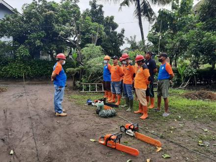 Gotong-Royong Membuka Jalan Tembus RT 17 dan RT 18 Ngrukem