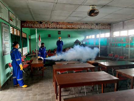 Ozonisasi SD Karanggondang oleh FPRB SIAGA