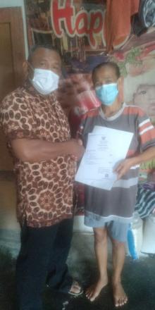 Keluarga Ahli Waris Almh Ny Purwo Utomo Menerima Akta Kematian