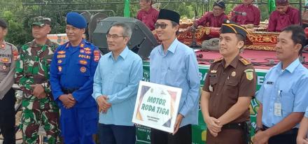 Penyerahan Kunci Kendaraan Roda Tiga Untuk Pendowoharjo