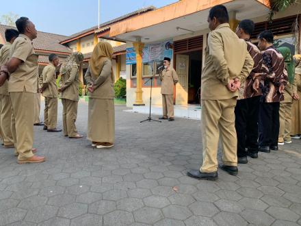 Lurah Ingatkan Pamong Pelayanan Masyarakat Nomor 1