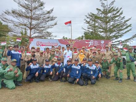 Lurah, Pamong, Staf, Linmas dan Relawan FPRB Upacara Bendera di Lapangan Semail