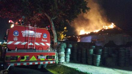 2 Unit Mobil Pemadam Berhasil Padamkan Api di Rumah Produksi Gula 