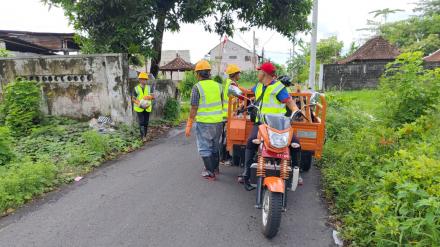 URIP Sapu Bersih Sampah Liar