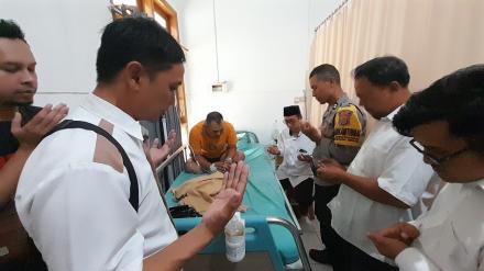 Pemkal Pendowoharjo Membezuk Babinsa Hendro