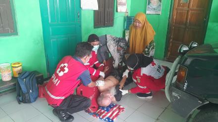 Pengkondisian Warga Pingsan Oleh PMI